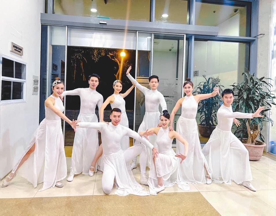 Trang phục múa đương đại nữ trắng đỏ  Trang phục biểu diễn Hoa Mai
